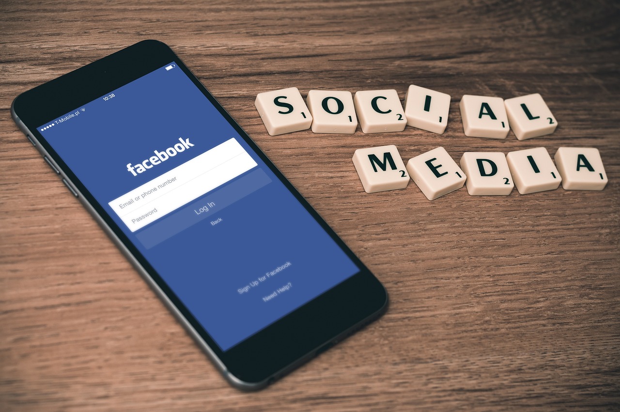 Asistente virtual con IA gestionando mensajes