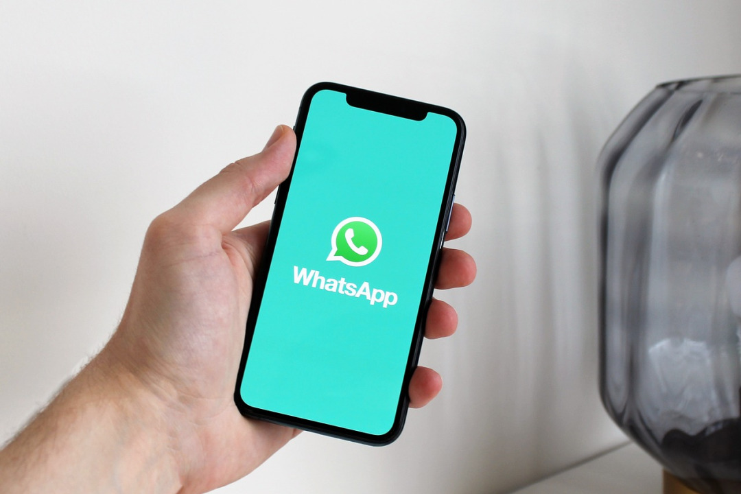 Recepción de clínica coordinando citas por WhatsApp